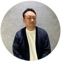 間普 聡 氏